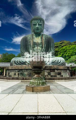 Die Große Buddha-Statue im Kotokuin-Tempel in Kamakura, Japan. Porträtformat Stockfoto