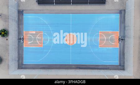 Luftaufnahme eines blauen und orangefarbenen Basketballplatzes in Riga, Lettland. Stockfoto