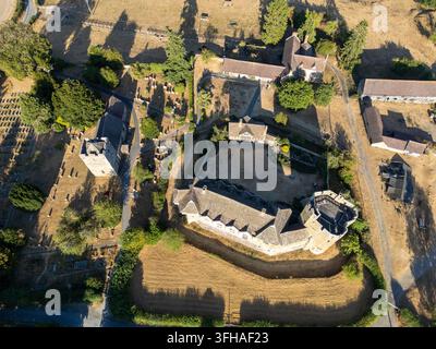 Luftaufnahme von Stokesay Castle, umgeben von historischem Gelände, Steinmauern und einer nahegelegenen Kirche in der englischen Landschaft, Craven Arms, England, Unit Stockfoto
