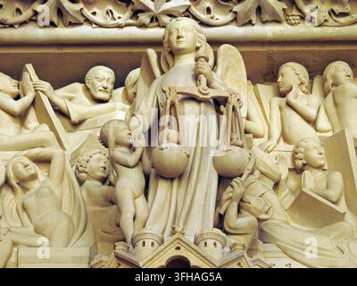 PARIS, FRANKREICH-23. AUGUST 2026: Steinreliefs an den Außenwänden der Sainte-Chapelle in Paris, Frankreich, die religiöse Szenen und biblische Geschichten zeigen Stockfoto