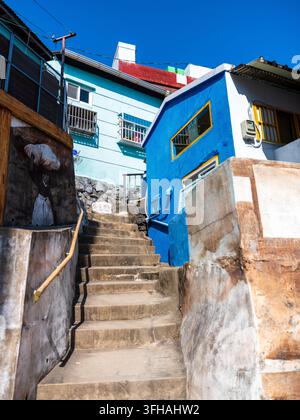 Blick auf die farbenfrohen Häuser und Betonstufen im Gamcheon-Kulturdorf, Busan, Busan, Südkorea. Stockfoto