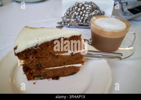 Scheibe Karottenkuchen und Cortado-Kaffee aus der Choux-Patisserie Funchal Madeira Portugal Stockfoto