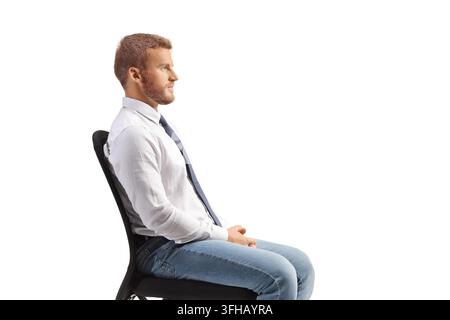 Männlicher Büroangestellter, der auf einem Schreibtischstuhl isoliert auf weißem Hintergrund sitzt Stockfoto