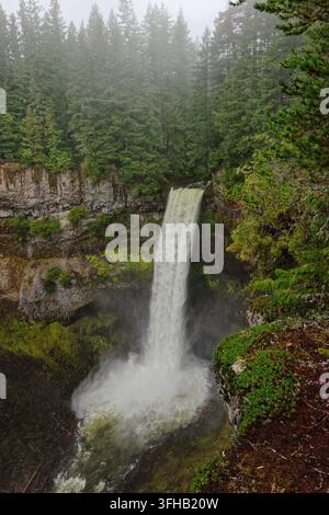 Brandywine Falls stürzt 65 Fuß über eine harte Sandsteinkappe, die weicheren Schiefer darunter schützt, nahe Whistler, British Columbia, Kanada, Oktober. Stockfoto