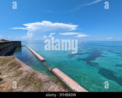 Kristallklare Gewässer und historisches Fort im Dry Tortugas Nationalpark. Stockfoto