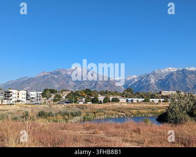 Scenische Aussicht auf Salt Lake City mit Bergen im Hintergrund an einem klaren Tag. Stockfoto