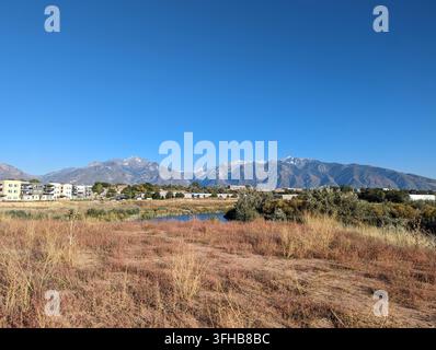 Scenische Aussicht auf Salt Lake City mit Bergen im Hintergrund an einem klaren Tag. Stockfoto