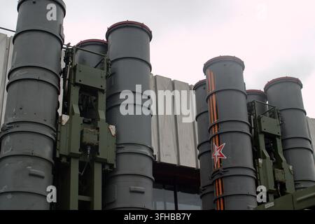Startgeräte des S-400-Flugabwehrraketensystems Triumph. Fragment. Stockfoto