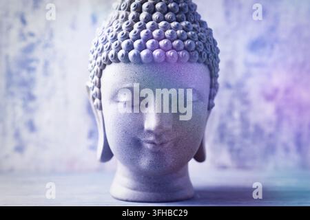 Meditierende Buddha-Statue auf hölzernem Hintergrund. Weichzeichner. Nahaufnahme. Kopierbereich Stockfoto