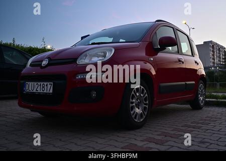 Roter Fiat Panda-Städtchenwagen, der im Freien geparkt ist, niedrige Frontansicht. Stockfoto