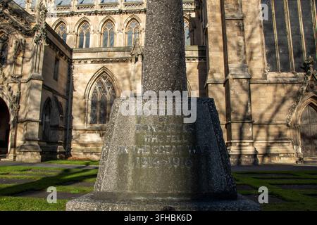 Doncaster, UK : 13. Nov 2018 – WW1-Denkmal vor der Doncaster Minster (und Pfarrkirche St. Georg) Stockfoto