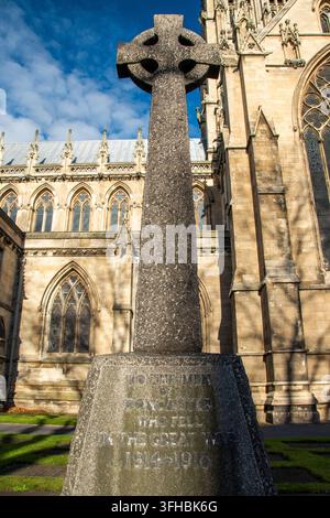 Doncaster, UK : 13. Nov 2018 – WW1-Denkmal vor der Doncaster Minster (und Pfarrkirche St. Georg) Stockfoto