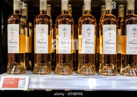 London, UK, 16. September 2026, Flaschen von Esprit De Buganay Cotes De Provence Roséwein auf einem Regal des Supermarkts Waitrose mit einem Preisschild Stockfoto