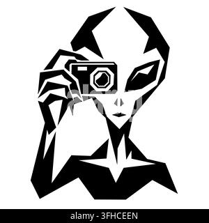 Stilisierte weibliche Außerirdische hält eine Kompaktkamera an ein Auge und macht ein Foto in einem kantigen schwarz-weißen geometrischen Design. Stockfoto