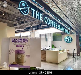 Schaufenster des The Coffee Bean & Tea Leaf Cafés mit Iced Organic Matcha Latte im Vordergrund, Ion-Einkaufszentrum, Singapur Stockfoto
