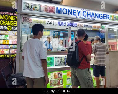 Kunden, die an einem autorisierten Geldwechselstand in der Al-Fahad Trading im People's Park Centre in Singapur Schlange stehen. Stockfoto