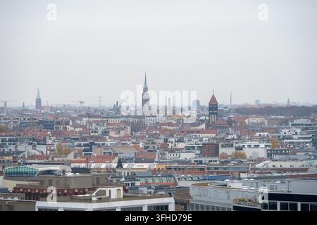 Erhöhte Aussicht über die Dächer und Kirchtürme Berlins vom Berliner Dom an einem nebligen Tag. Stockfoto