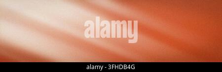 Abstraktes breites Hintergrundbild mit orangefarbenen, weißen und braunen Farben, Farbverlauf und körniger Textur Stockfoto