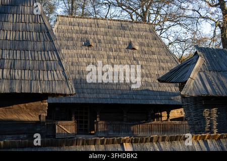 Traditionelle Holzschindeldächer und rustikale Gebäude im Freilichtmuseum Muzeul ASTRA in Sibiu, Rumänien. Stockfoto