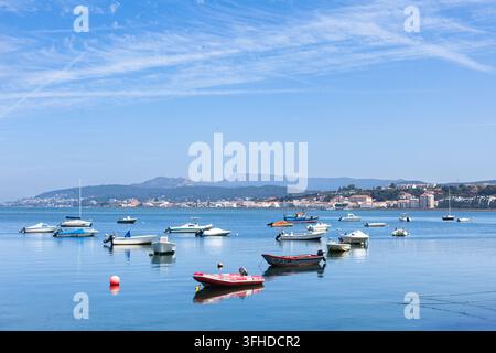Scenische Ansicht mit kleinen Fischerbooten und Handwerksbooten, die in den ruhigen Gewässern der Mündung des Minho-Flusses in Caminha im Norden Portugals vor Anker liegen. Stockfoto