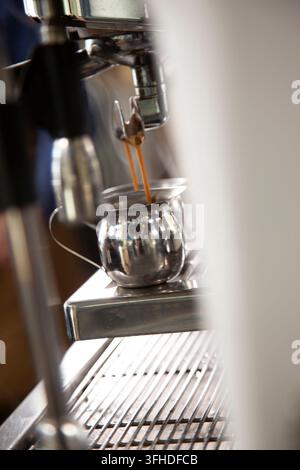 Espresso-Shots werden eingeschenkt Stockfoto