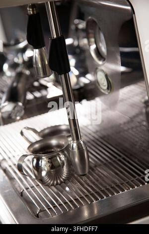 Espresso-Schuss-Tassen auf einer Espressomaschine Stockfoto