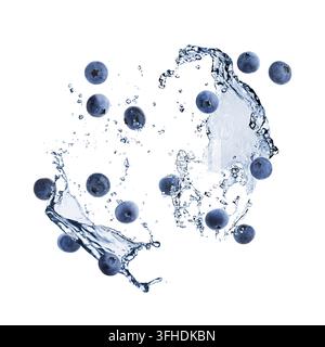 Frische Blaubeeren und Wasserspritzer in der Luft vor weißem Hintergrund Stockfoto