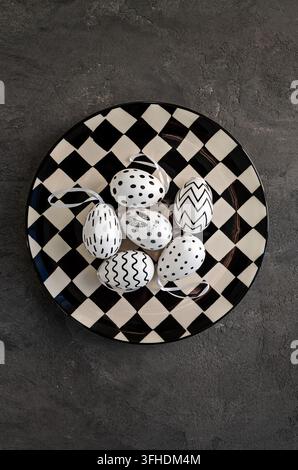 Dekorative Ostereier auf einem schwarz-weißen Teller Stockfoto