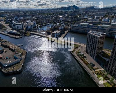 Luftbild über das Water of Leith-Becken mit Blick auf die Skyline von Edinburgh und Arthur's Seat, Schottland, 16. September 2026. Stockfoto