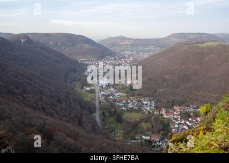 Erhöhte Ansicht von Schloss Lichtenstein über ein Tal, Straßen, Dörfer und bewaldete Hügel in der Schwäbischen Alb, Deutschland. Stockfoto