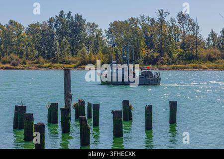 Kleines Fischerboot kehrt am Britannia Shipyard in Steveston B.C. Kanada vorbei in den Hafen zurück Stockfoto
