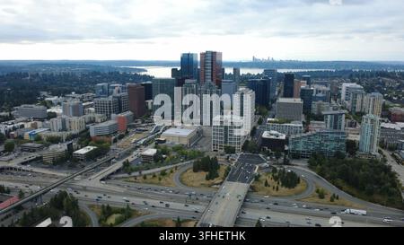 Luftbild von Bellevue, Washington, an einem bewölkten Tag, das die Stadtsilhouette, Gebäude, Straßen und die umgebende Landschaft des pazifischen Nordwestens zeigt Stockfoto