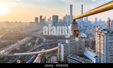 Beijing Guomao-Komplexgebäude mit städtischen Überwachungskameras Stockfoto