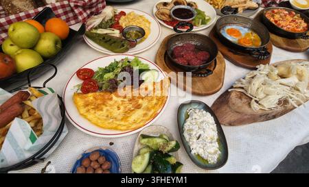 ein traditionelles türkisches Frühstück auf einem Tisch Stockfoto