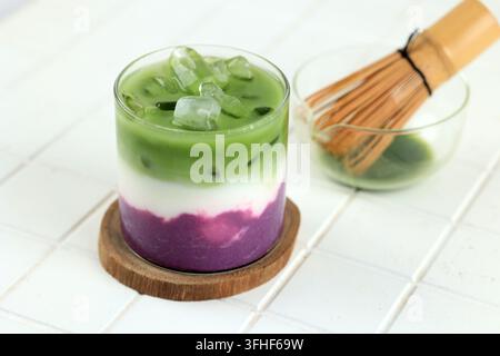 Nahaufnahme von Iced Ube Matcha Latte, Ube Halaya Grüntee Stockfoto