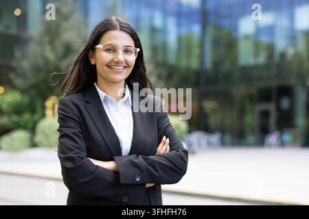 Professionelle Frau im Business-Anzug, Führungsposition und Karriereerfolg. Stockfoto