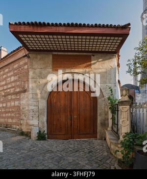 Der historische Seiteneingang des Teppichmuseums, Hali Muzesi, gelegen in Istanbul, Türkei, mit einer großen hölzernen Bogentür und traditionellem Ottoma Stockfoto