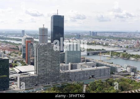 Wien, Österreich - 25. April 2024: Panoramablick auf die Donau und die Wolkenkratzer der Donau-City sowie moderne Architektur. Stadtlandschaft aus großer Höhe Stockfoto