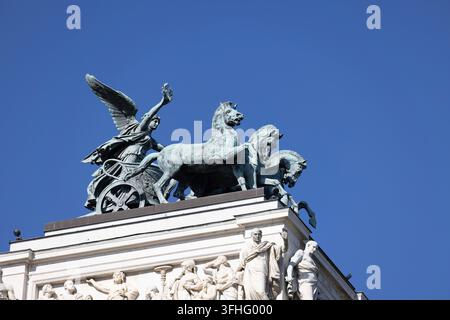 Wien, Österreich - 26. April 2024: Bronzene Quadriga-Statue der Nike, Göttin des Sieges, auf der Spitze des neoklassizistischen österreichischen Parlamentsgebäudes Stockfoto