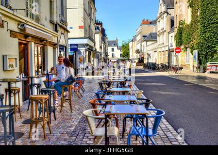 Blick auf leere Restauranttische und Stühle auf Außenterrassen vor der Mittagszeit in der Rue de Châteauneuf, Tours, Indre-et-Loire (37), Frankreich. Stockfoto