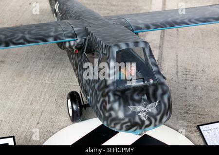 Nahaufnahme, Frontansicht eines Modells eines Blohm & Voss BV 40-Prototypen eines deutschen gepanzerten Gleiters, ausgestellt im Brooklands-Museum, Fliegerschautag 2026. Stockfoto