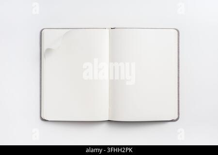 Oberansicht einer offenen leeren Notizbuch-Vorlage auf weißem Hintergrund Stockfoto