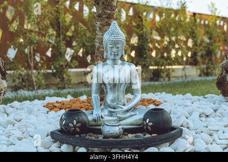 Silberne Buddha-Statue in friedlicher Zen-Gartendekoration Stockfoto