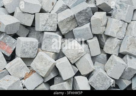 Stapel grauer Steinblöcke, die aufeinandergestapelt sind Stockfoto
