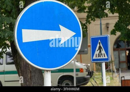 Verkehrsschild auf der Straße in der Stadt. Schild, das die Bewegungsrichtung anzeigt. Stockfoto