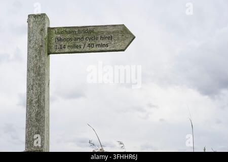 Holzschilder mit Hinweisen zur Ludham Bridge, Ludham, Norfolk, UK. Stockfoto
