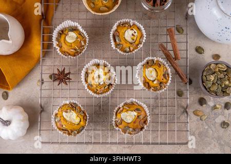 Virale Kürbis-Käsecreme-Muffins, Kürbis-Süßkuchen kombinieren gewürzte Kürbismuffins mit cremiger Käsekuchen-Füllung Stockfoto