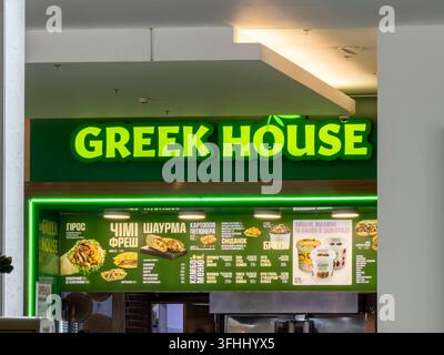 Kiew, Ukraine – 13. März 2026: Schilder des Fast-Food-Restaurants Greek House über einer detaillierten Speisekarte, die traditionelle Pita-Gyros und Casua bewirbt Stockfoto