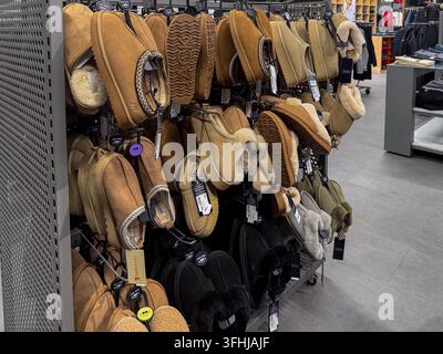 Posen, Polen - 19. Januar 2026: Jack Wills-Schuhware, die auf einer Verkaufsanzeige angeordnet ist, bietet verschiedene Größen von braunen und schwarzen Hausschuhen für Kunden an Stockfoto