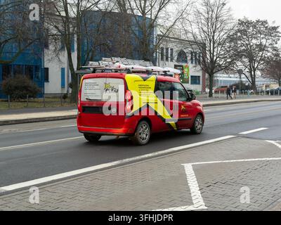 Posen, Polen – 16. Januar 2026: Iskra-Transportfahrzeug mit Arbeitsausrüstung oben, das entlang einer Stadtstraße fährt, um spezialisierten Feuerprofi zu liefern Stockfoto